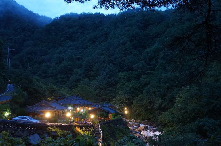 저녁 산방전경 ,물이 시원하게 흐르고 있습니다