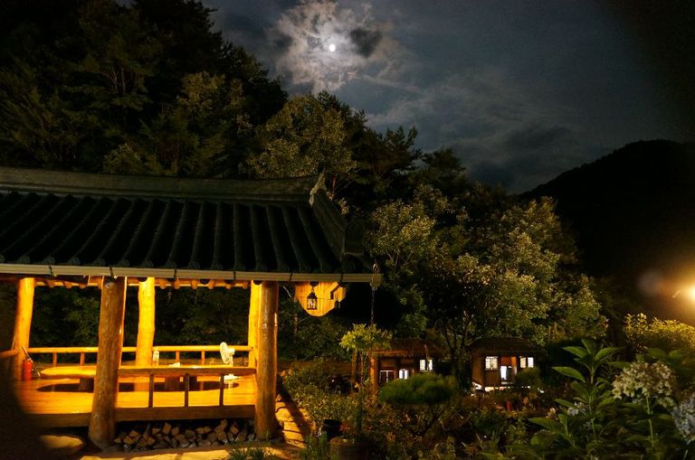 산방과 보름달